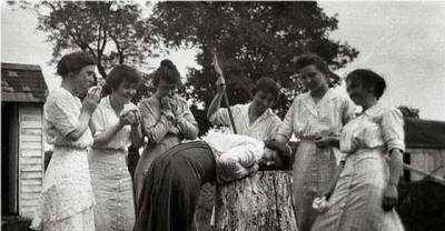 Can Somebody  Explain These 17 Weird Pictures From The Past?