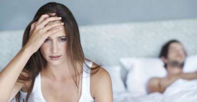 14 Secret Thoughts Every Girl Has While Checking Her BF's Phone!