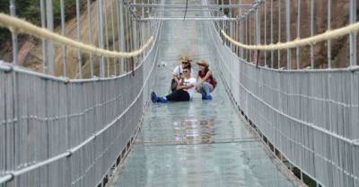 World&rsquo;s Longest Glass Bridge, 590ft High, Opens In China &ndash; Tourists Too Scared To Walk It.