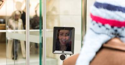Woman Has Ingenious &ldquo;Robot&rdquo; Standing in Line at an Apple Store in Australia