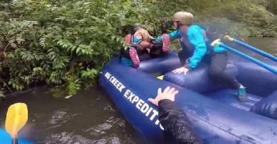 A Fight Broke Out Between Two Sisters While White-Water Rafting And It Was Amazing