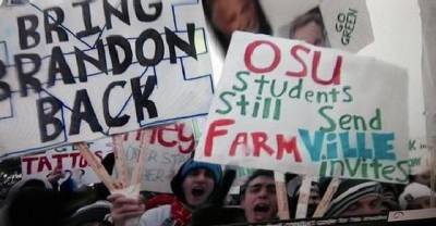 15 Insanely Hilarious Football Signs More Entertaining Than the Game Itself