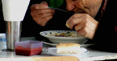 They Were Disgusted By An Old Man Spilling His Food &mdash; Until A Stranger Said THIS