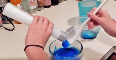 I Thought She Was Crazy For Mixing Blue Kool-Aid With Conditioner. Minutes Later? INCREDIBLE