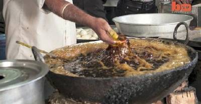 This Indian Cook Can Dip His Hands In Boiling Oil Without Pain Or Injury