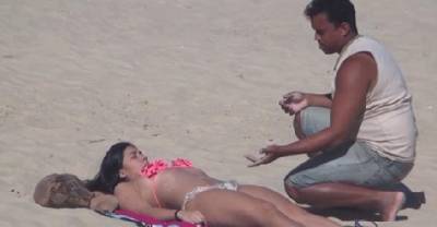 Girl Asked Men To Rub Sunscreen At The Beach, What Happened Next Was Embarrassing!