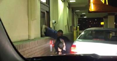 Brutal Fistfight Takes Place At Mcdonald&rsquo;s Drive-Thru After Worker Drops Customer&rsquo;s Change
