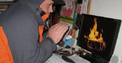 18 Hilarious Ways You Can Keep Yourself Warm At Work This Winter