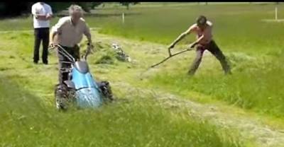 They&rsquo;re Racing To See Who Cuts Grass The Fastest, But Watch The Guy On The Right. Woah!