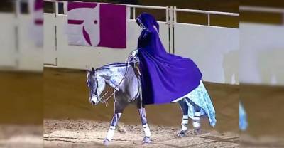 She Stands Onstage With Her Horse, But When She Removes Her Cape, Everyone&rsquo;s Dumbstruck