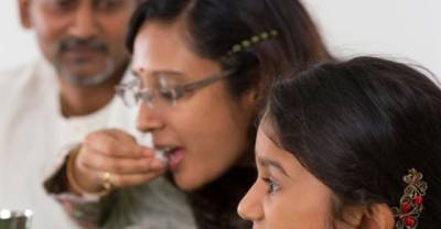 As Crazy As It Sounds, Eating With Your Fingers Is Healthier!