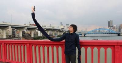 This Guy Solved The Embarrassment Of A Selfie Stick By Creating A Selfie Arm