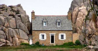 They Built This House Between 2 HUGE Rocks. The Reason Is Genius.
