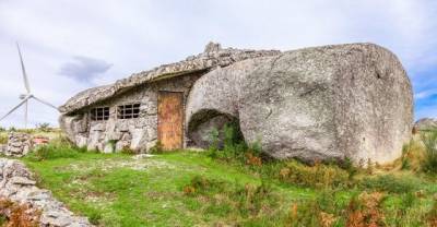 The Real-Life Flintstones House: Vacation Home Is Carved Between Four Granite Boulders