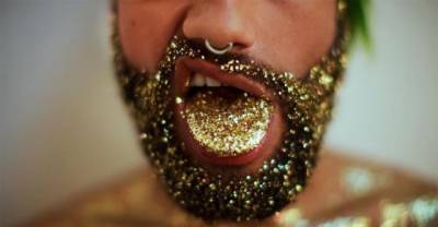 Men Are Covering Their Beards In Glitter Just In Time For The Holidays