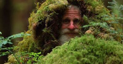 Meet The Man Who Lives In A Tree Stump And Brushes His Teeth With Pinecones