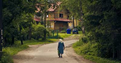 This Lost Old Lady Kept Saying Her Daughter Had Just Given Birth. No One Understood What It Meant For Her.