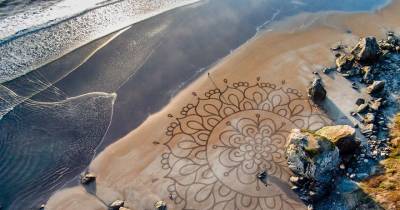 Man Quits His Job After Visiting Burning Man, Spends 10+ Years Drawing In The Sand