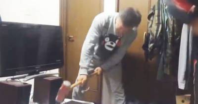Dad Destroys Kid&rsquo;s PS4 with Sledgehammer After 10 Straight Hours of Gaming