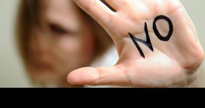Don't Date A Man Who Does These 16 Things To Women!