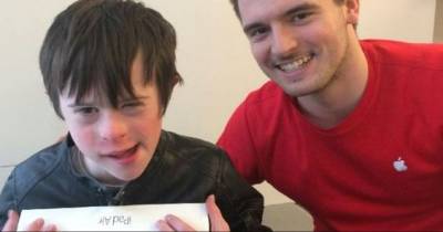 This Apple Worker's Incredible Gesture To Make A Woman's Son With Autism Feel Comfortable Is Going Viral!