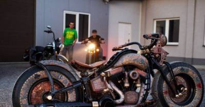 Polish Tattoo Artists Create World&rsquo;s First Inked Motorcycle
