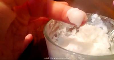 You Can Make An Easy Facial Cleanser Using Coconut Oil And Baking Soda