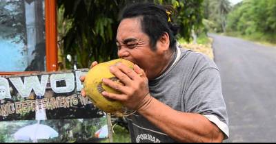Man Peels A Whole Coconut In Less Than 13 Seconds Using Only His Teeth