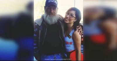 Hooters Waitress Poses With A Stranger Then He Gives Her A Touching Gift