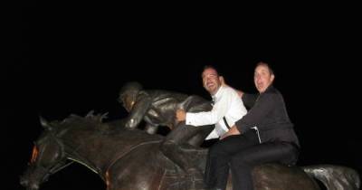 People Who Like To Have Fun With Statues