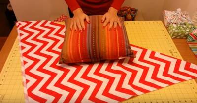 Without Using A Needle Or Thread, She Makes This Beautiful Pillow Sham