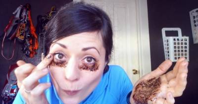 This Woman Rubs Pepper Under Her Eyes And Afterwards Looks Like She&rsquo;s Just Awoken From A Deep Sleep.