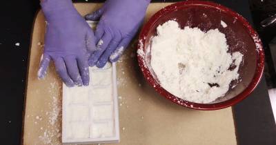 Guy Packs Ice Cube Tray With Baking Soda And Vaporub &ndash; Now Watch Where He Puts It