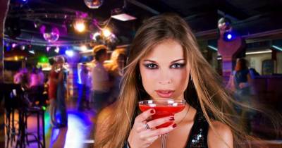 8 Things Girls Can&rsquo;t Stop Wondering While In a Party