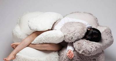 Hugging Sofa Means You&rsquo;ll Never Be Alone Again