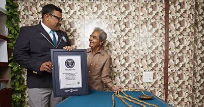 Man Who Hasn't Cut His Fingernails Since 1952 Wins Record For Longest Ever
