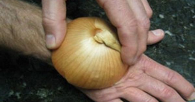 This Guy Pressed A Raw Onion On His Hand For A Brilliant Reason. I Had No Idea This Actually Works!