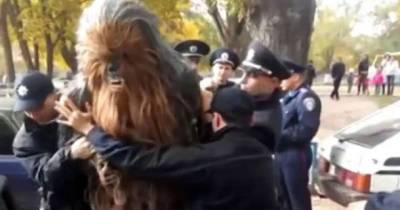 It Took The Entire Ukrainian Police Force To Arrest A Stubborn Chewbacca