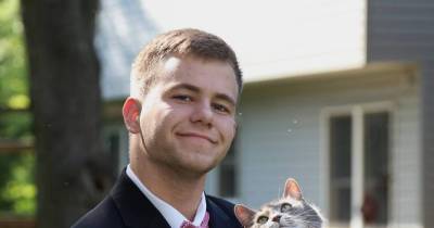 Single Guy Couldn&rsquo;t Find A Date To Prom, Took His Cat Instead