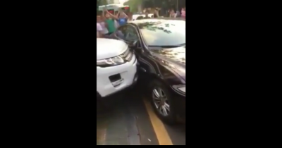 Driver Gets Revenge On A Double Parked Jaguar