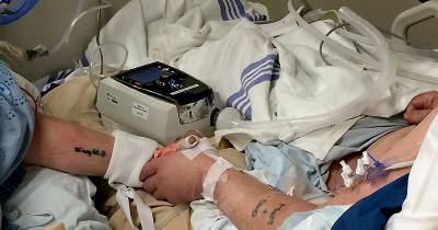 Dying Man Holds His Unconscious Wife&rsquo;s Hand. The Story Behind This Pic Is Heartbreaking.