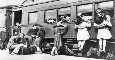 Vintage Military Kisses Show That Love Always Finds A Way