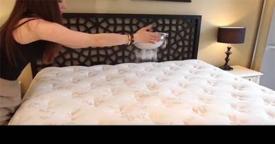 She Pours Baking Soda All Over Her Mattress..30 Seconds Later? I Can&rsquo;t Believe My Eyes!