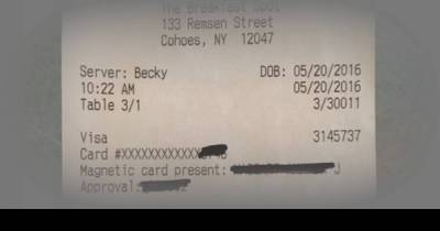 The Waitress Grabs The Check. When She Sees What The Customer Wrote, She Starts To Cry.