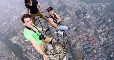 Daredevils Climb To The Top Of The Worlds Tallest Towers In Quest For The Perfect Selfie