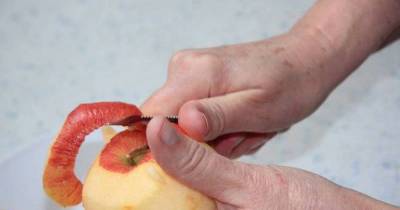 Crazy Guy Shows The Quickest Way To Peel An Apple &ndash; Watch It!