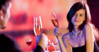 5 Subtle Signals Guys Won&rsquo;t Pick Up On