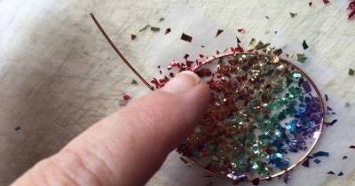She Poured Some Glitter On Some Tape And Made Beautiful Accessories - Wow!