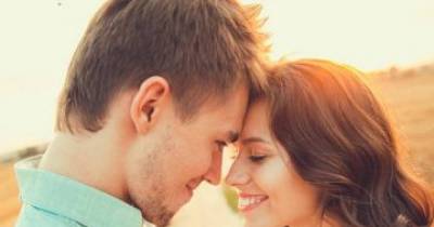 10 Signs He&rsquo;s Interested (So You Can Stop Freaking Out)
