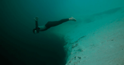 Experiencing The World&rsquo;s Deepest Blue Hole Is Like Standing At The Edge Of The World